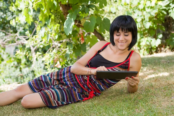 Donna casual che lavora con un tablet pc, all'aperto — Foto Stock