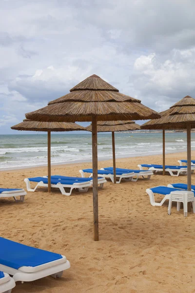 Parasole na plaży w Algarve, Portugalia Obrazek Stockowy