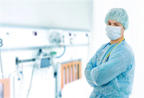 Молодой врач-мужчина в больнице — стоковое фото