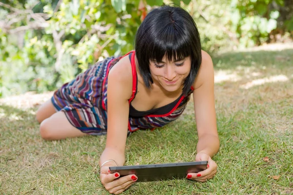 Donna casual che lavora con un tablet pc, all'aperto — Foto Stock