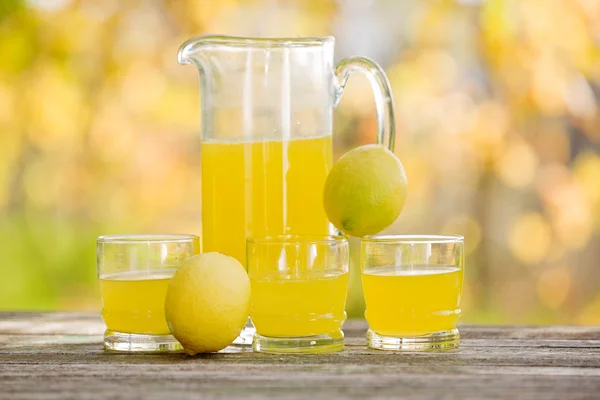 가 세트, 야외 나무 테이블에 레몬 주스 — 스톡 사진