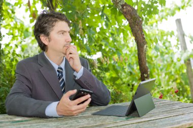 Dijital tablet, açık havada ile endişe iş adamı