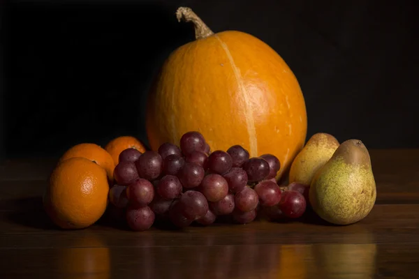 Разнообразие фруктов на деревянном столе, студийная фотография — стоковое фото