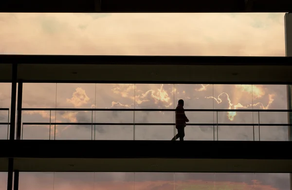 Vue silhouette de jeune homme d'affaires dans un immeuble de bureaux moderne intérieur — Photo