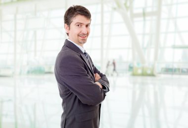 Ofisteki genç iş adamı portresi.