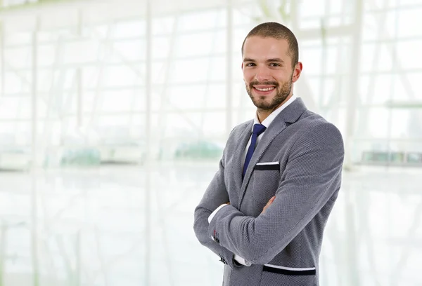 Junge glückliche Geschäftsmann Porträt im Büro — Stockfoto