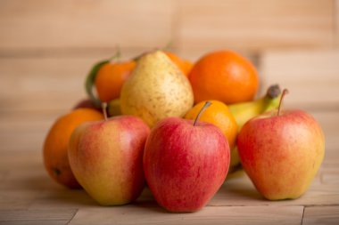 Tahta masadaki meyveler, stüdyo resmi.