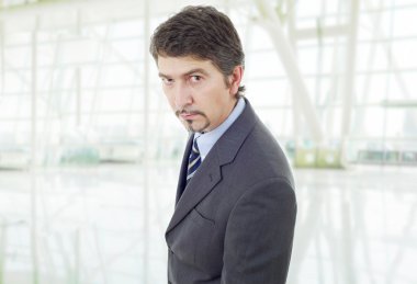 Ofisteki çılgın iş adamı portresi.