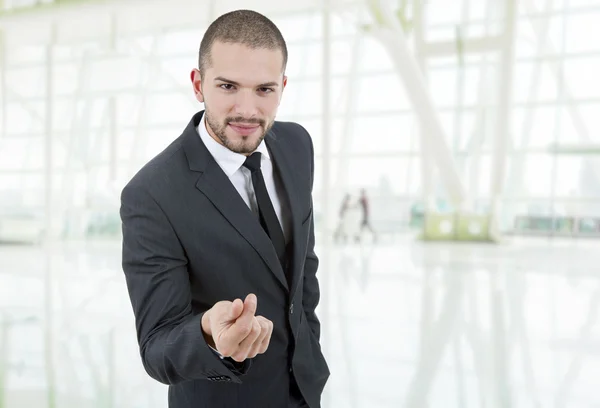 Porträt eines jungen Geschäftsmannes im Büro — Stockfoto