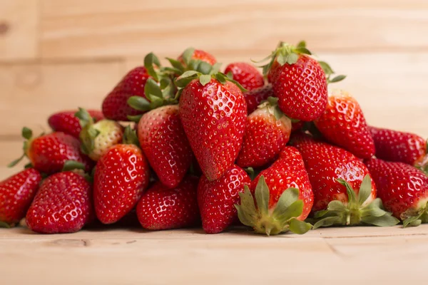 Strawberries on garden's table, outdoor picture — Stock Photo, Image