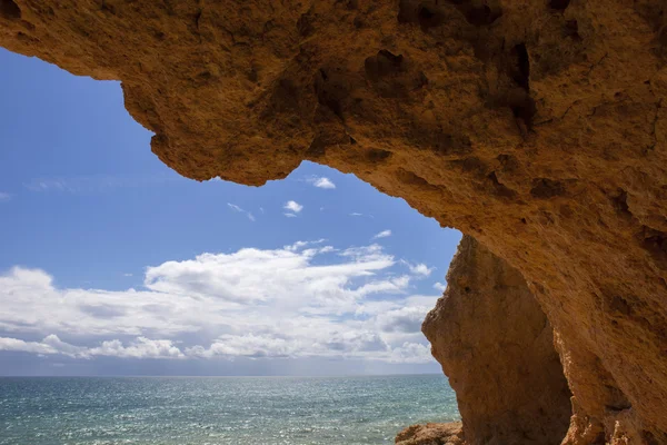 Grotte océanique sur la côte de l'Algarve, Portugal — Photo