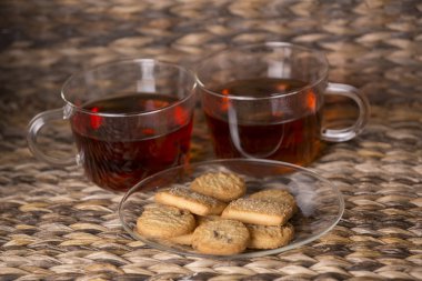 Çay ve kurabiye ahşap arka plan önünde ahşap tablo