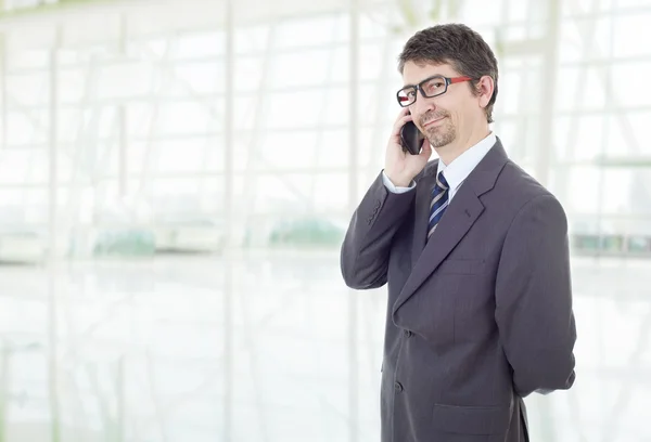 Giovane uomo d'affari al telefono, in ufficio — Foto Stock