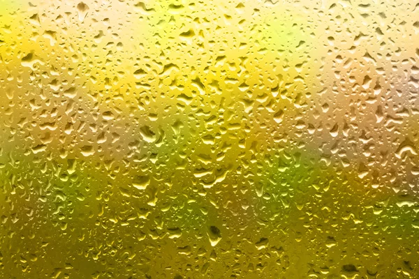 Glasytan med vatten droppar i en regnig dag — Stockfoto