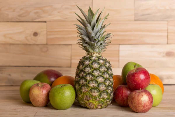 Variedad de frutas en una mesa de madera, imagen de estudio — Foto de Stock