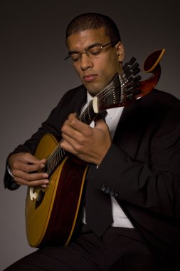 Fado müzisyen Portekizli bir gitar ile stüdyo