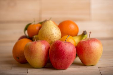 Tahta masadaki meyveler, stüdyo resmi.