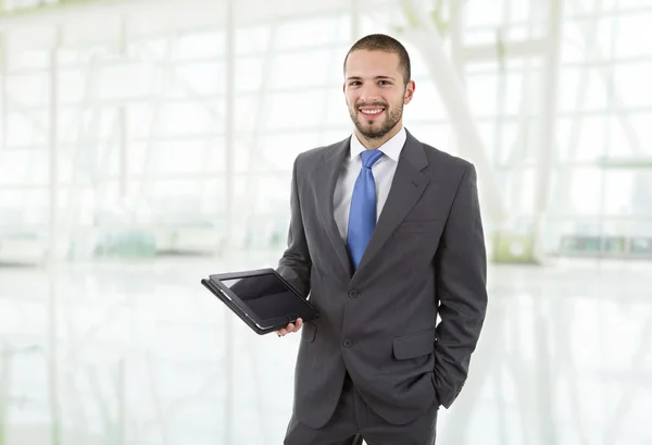 Homme d'affaires utilisant pavé tactile de la tablette pc, au bureau — Photo