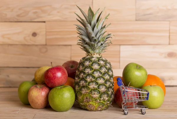 Variedad de frutas en una mesa de madera, imagen de estudio — Foto de Stock