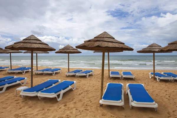 Ombrelloni sulla spiaggia di Algarve, Portogallo — Foto Stock