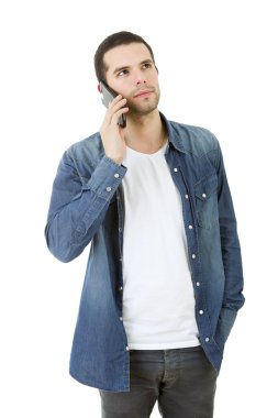 Genç casual mutlu adam telefonda izole