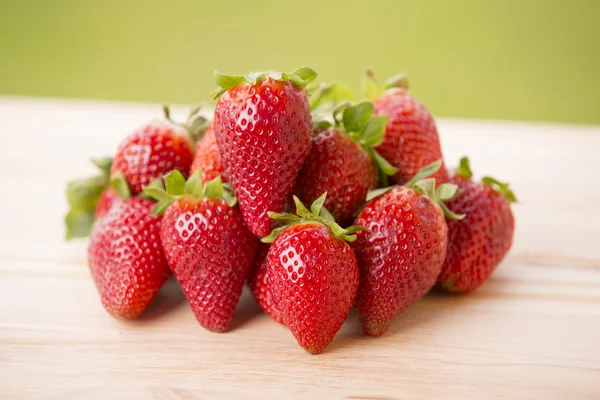 Strawberries on garden's table, outdoor picture — Stock Photo, Image