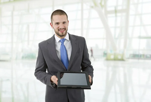 Jeune homme d'affaires avec une tablette pc, au bureau — Photo