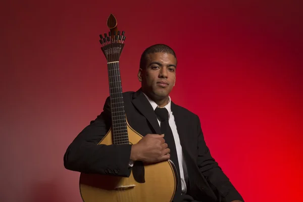 Фадо музыкант с португальской гитарой, студия — стоковое фото