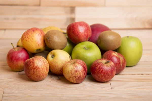 Různé ovoce na dřevěný stůl, studio obrázek — Stock fotografie