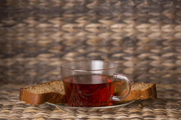 Te och kaka på träbord framför en trä bakgrund — Stockfoto