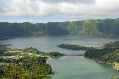 Göl Sete Cidades--dan uzak manzara yapmak Sao Miguel, Azor Rei bakış açısı