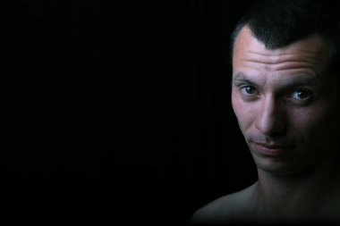 siyah zemin genç dalgın adam portresi