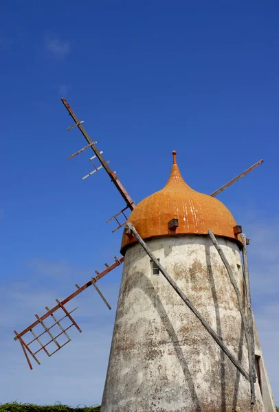 Azores antiguo molino de viento en la isla de sao miguel, portugal — Foto de Stock