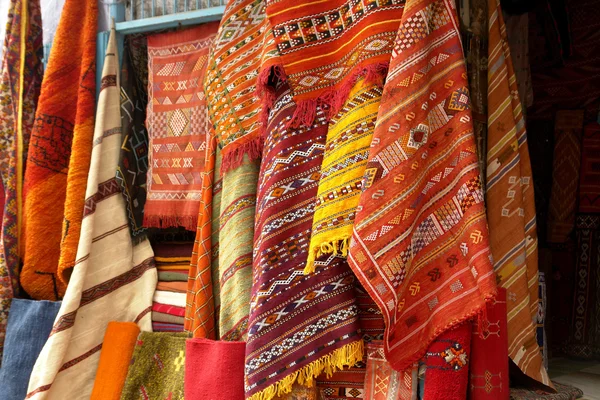 Afrikaanse tapijt achtergrond detail in een straat van Marokko — Stockfoto