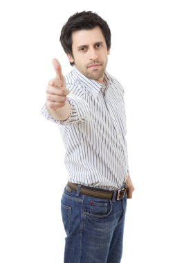 Yaşasın, izole üzerinde beyaz arka plan giden genç casual adam