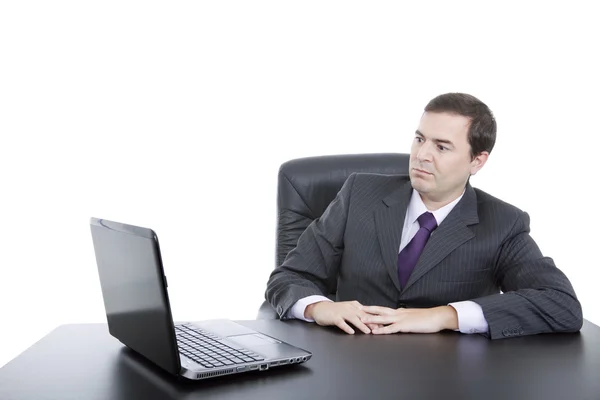 Joven hombre de negocios que trabaja con es portátil — Foto de Stock