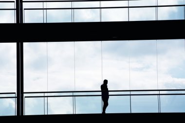 Modern ofis binası iç genç işadamı görünümünü siluet
