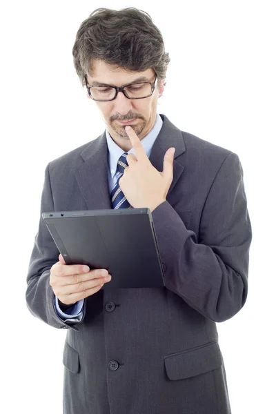 Jonge zakenman werkt met een tablet pc, geïsoleerd — Stockfoto