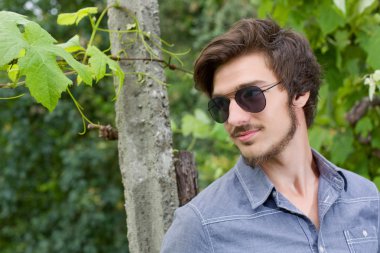 mutlu yakışıklı genç adam, yaz açık havada portresi.