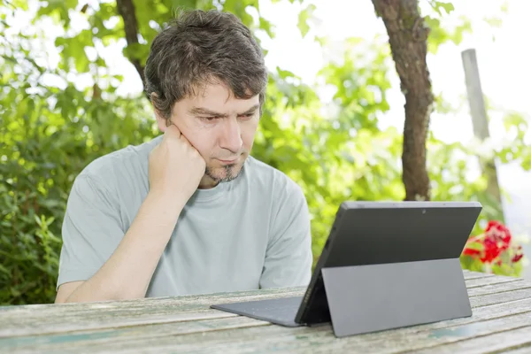 Casual uomo che lavora con un tablet pc, all'aperto — Foto Stock