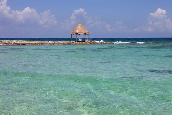 Houten dok bij de Caribische zee op het schiereiland yucatan, mexico — Stockfoto