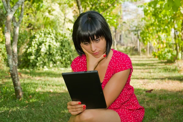 Donna casual che lavora con un tablet pc, all'aperto — Foto Stock