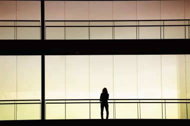 Modern ofis binası iç genç işkadını görünümünü siluet