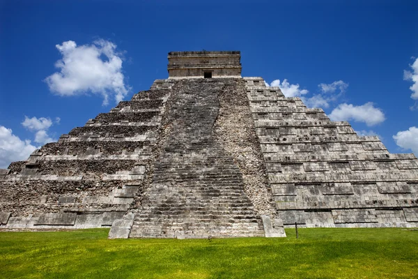 Antigua pirámide maya, Templo Kukulcan en Chichén Itzá, Yucatán, México —  Fotos de Stock