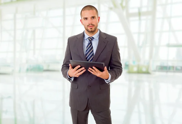 Hombre de negocios que usa la almohadilla táctil de la tableta PC, en la oficina — Foto de Stock