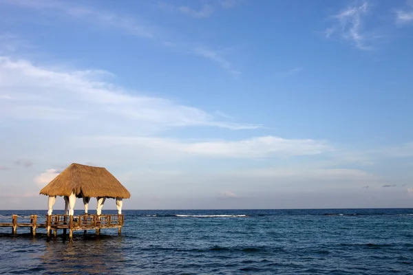 Houten dok bij de Caribische zee op het schiereiland yucatan, mexico — Stockfoto