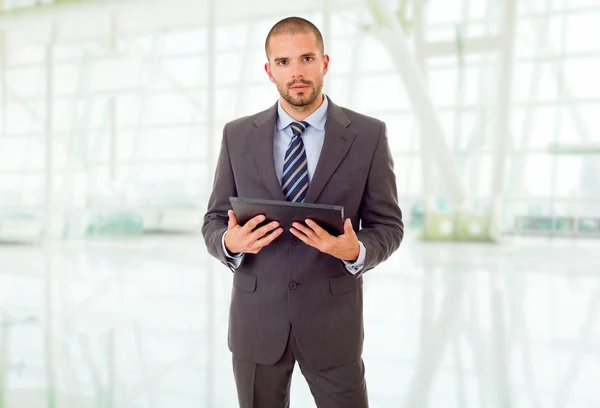 Homme d'affaires utilisant pavé tactile de la tablette pc, au bureau — Photo