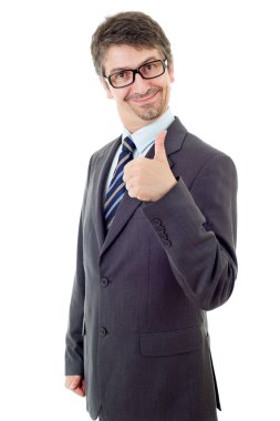 Genç iş adamı başparmağını kaldırıyor, beyaz üzerinde tek başına.