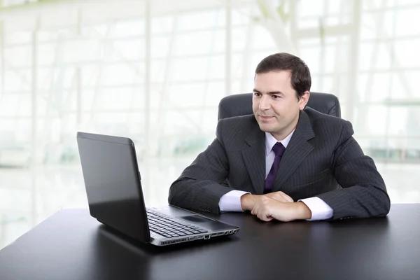 与工作的年轻商业男子是在办事处的笔记本电脑 — 图库照片