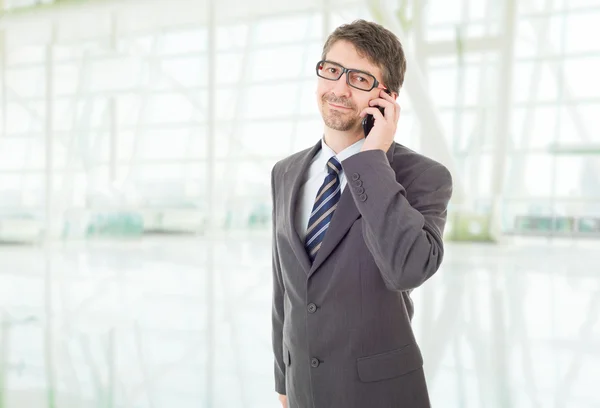 Jonge zakenman aan de telefoon, op kantoor — Stockfoto